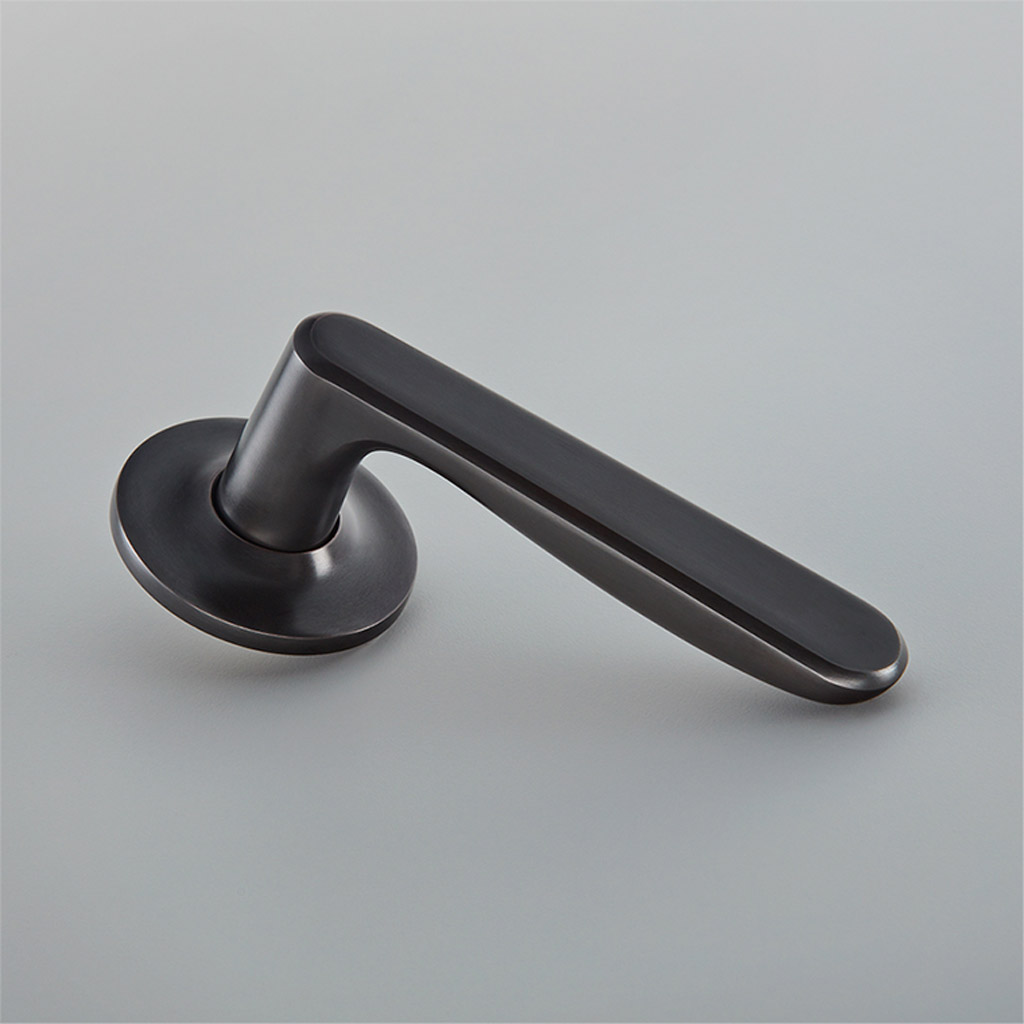 Velo Door Handle on Plain Covered Rose